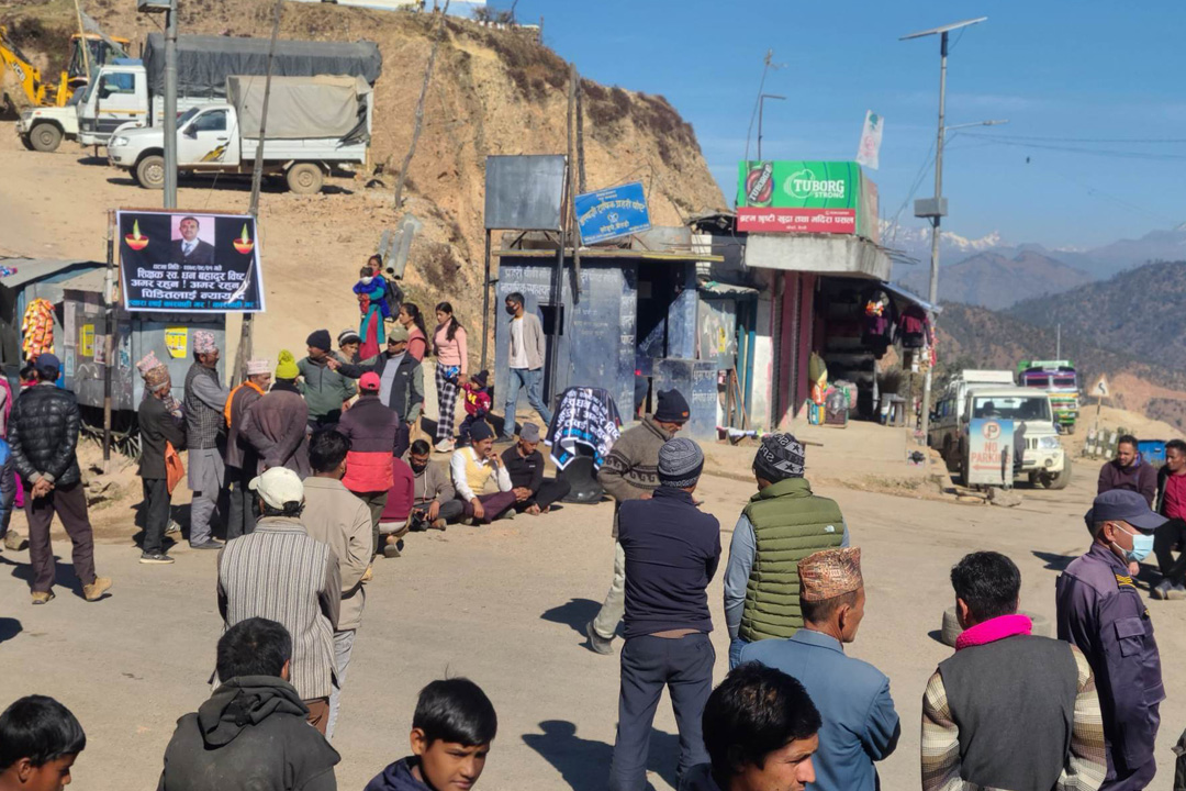 बैतडीमा शिक्षक मृत्यु प्रकरण : अवरुद्ध यातायात सुचारु 